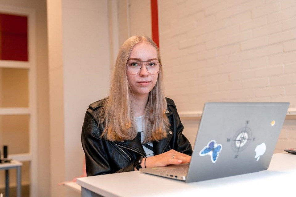 ICT Niveau 3 4 Iris Sijbom 2022 (6) Student ICT zit achter laptop en kijkt op