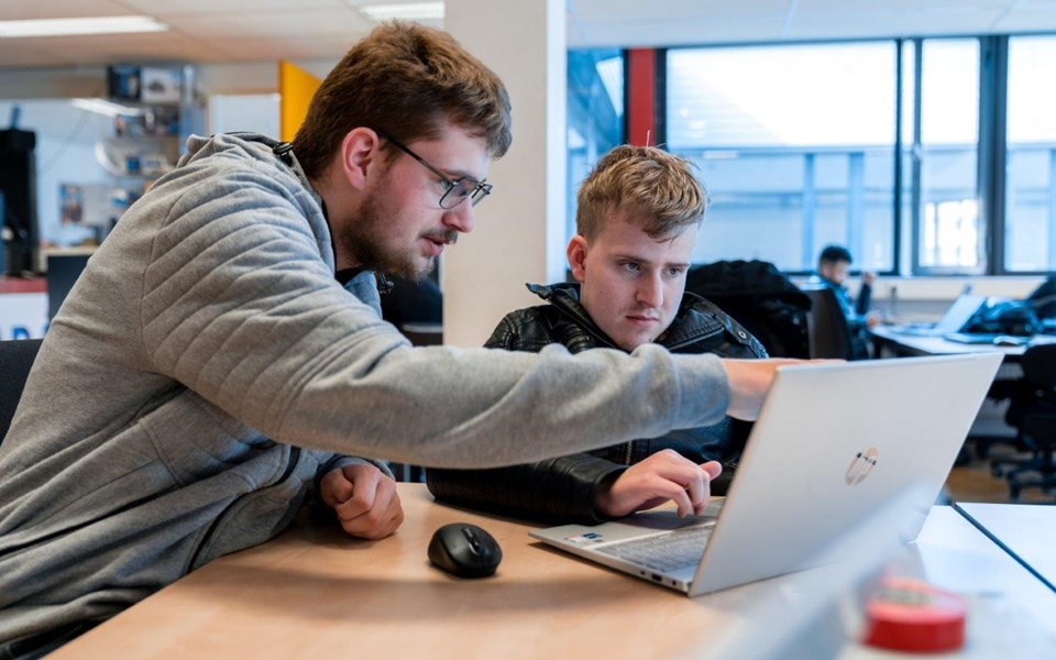 Twee studenten Medewerker ICT Support kijken naar scherm laptop