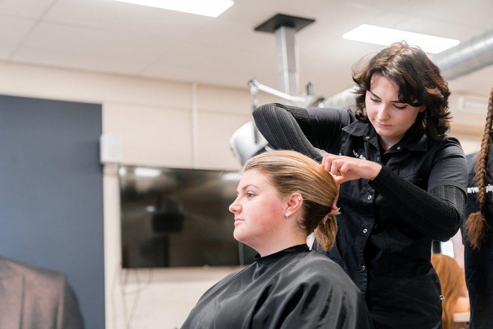 Haarverzorging + Salon Iris Sijbom 2022 (2) Kapper in opleiding maakt staart bij klant in haar