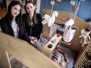 PW studenten bij baby in de opvang