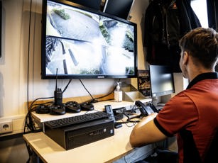 Student beveiliging checkt de camera's