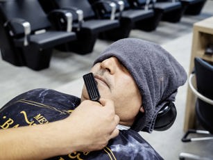 Klant tijdens behandeling onder de les