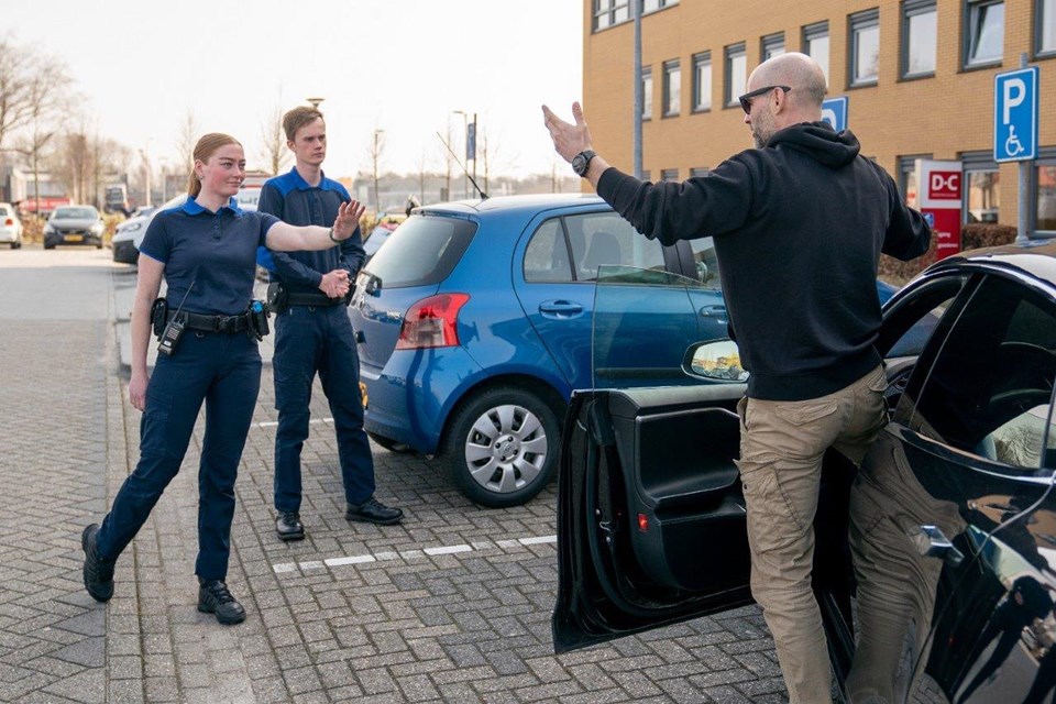 Studenten handhaving aan het werk op parkeerplaats