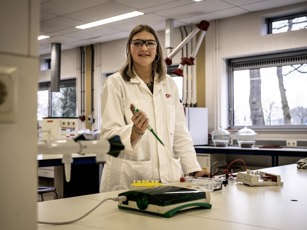 Laboratoriumtechniek Emmen Opleidingsfotografie Lowres 220225 1 Lab student met pipet