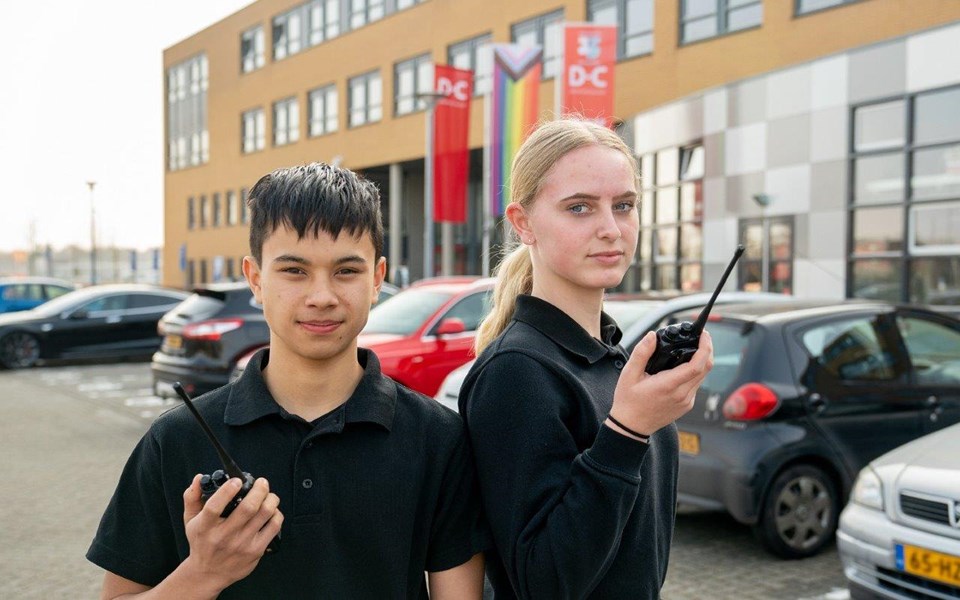Studenten beveiliging met portofoon