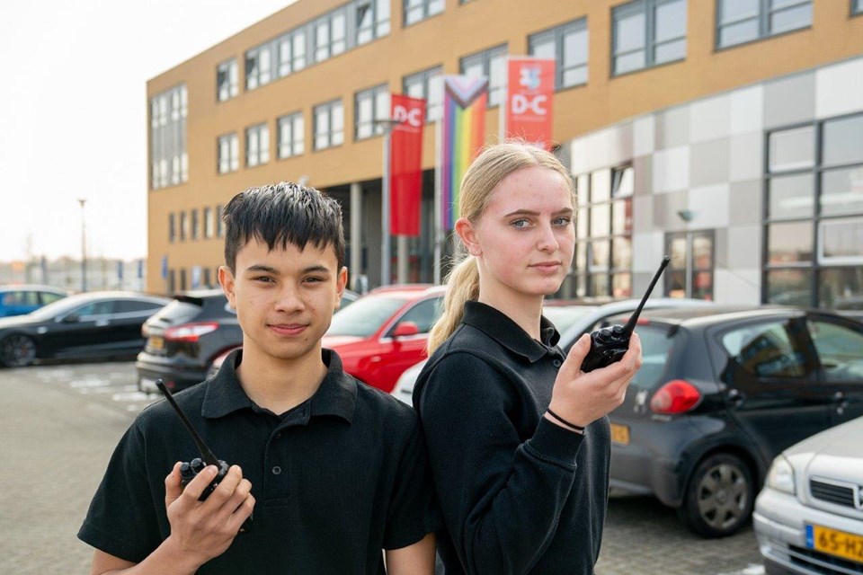 Studenten beveiliging met portofoon