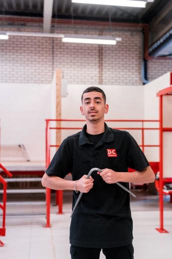 Student buigt leiding