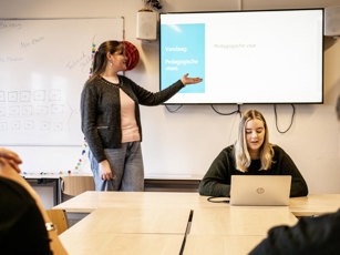 Onderwijsassistent Opleidingsfotografie Assen 300125 Lowres 10 Onderwijsassistent geeft presentatie