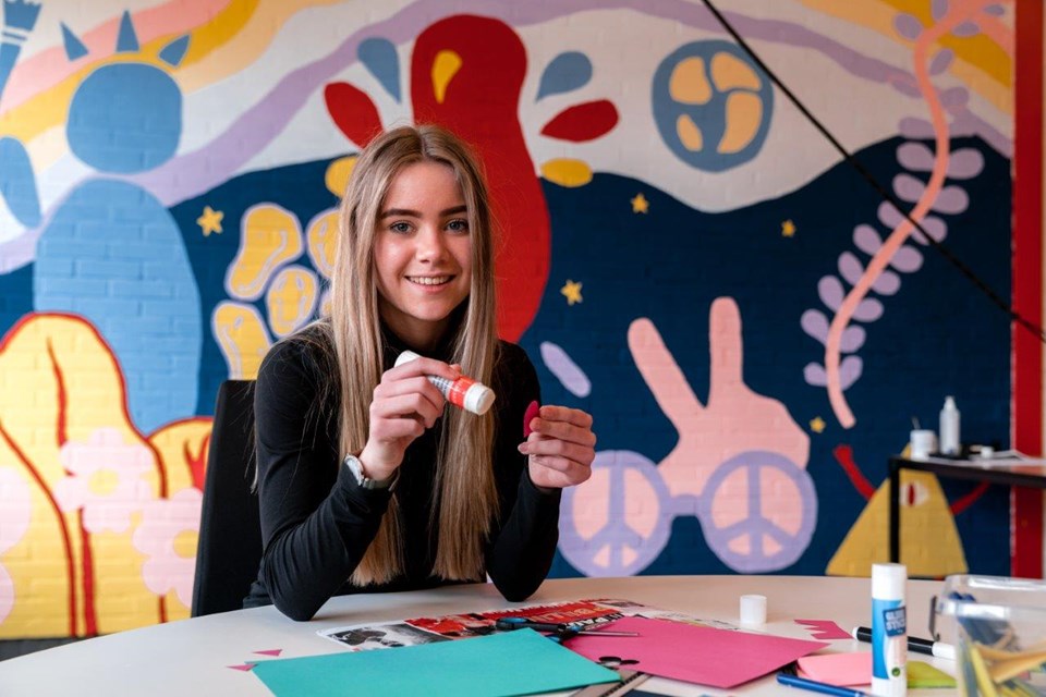 Mediavormgever, Iris Sijbom 2022 (4) Student mediavormgeving met lijmstift en papier zittend aan tafel