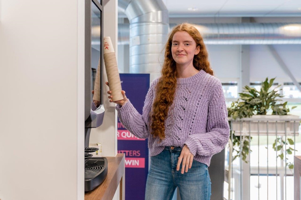 Student Facilitair met koffiebekers