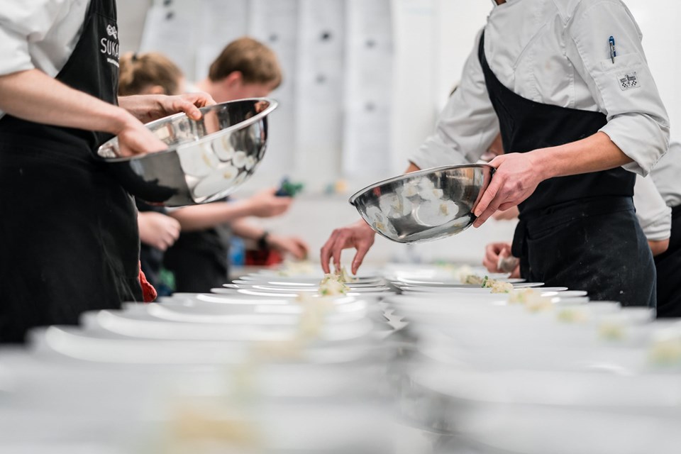Samenwerken in de keuken Close-up horeca studenten en gerechten