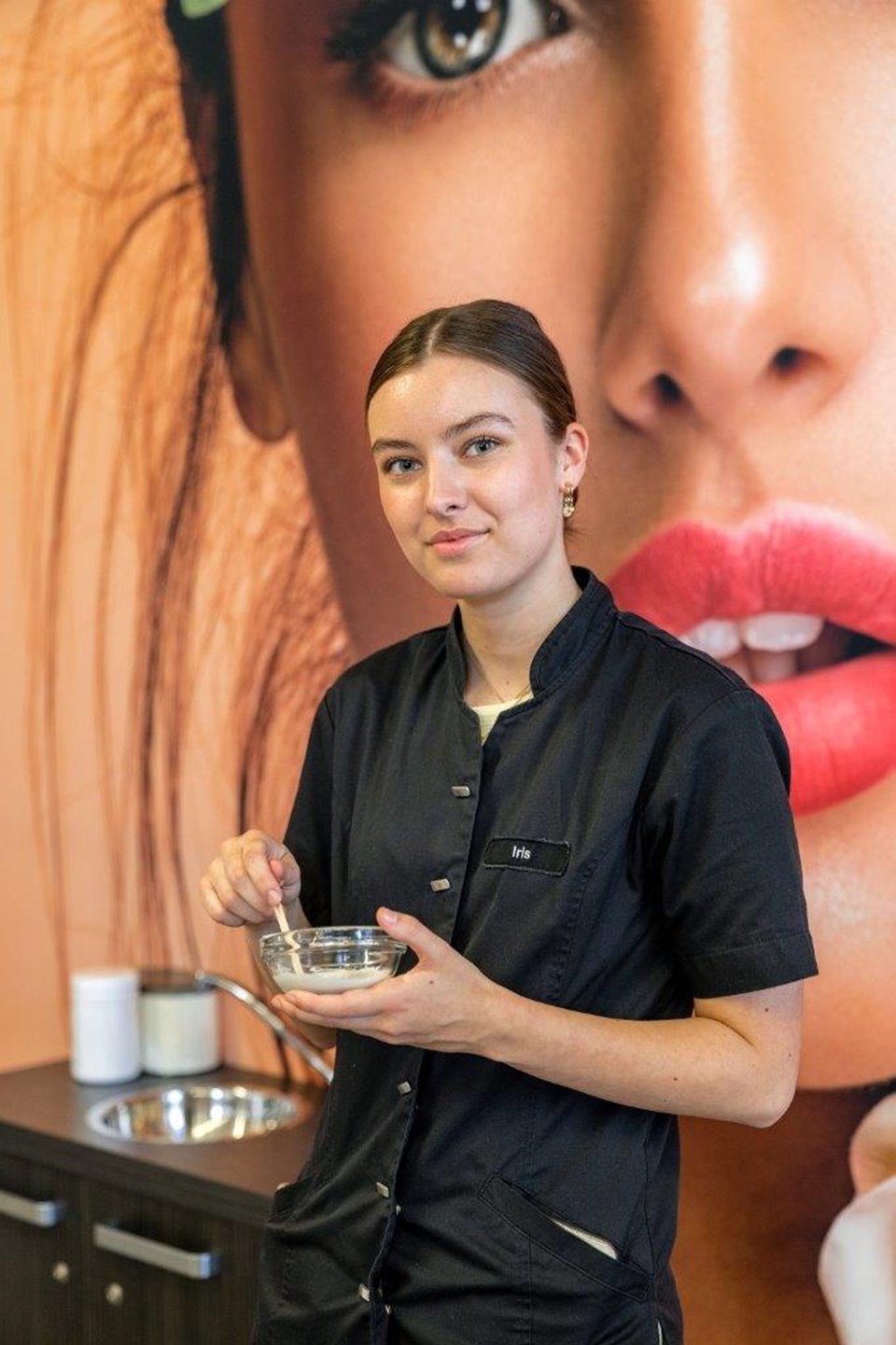 Schoonheidsverzorging + Salon, Iris Sijbom 2022 (15) Student schoonheidsspecialist roert in glazen bakje