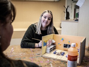 Onderwijsassistent Opleidingsfotografie Assen 300125 Lowres 32 Studente Onderwijsassistent bij creatieve vakken