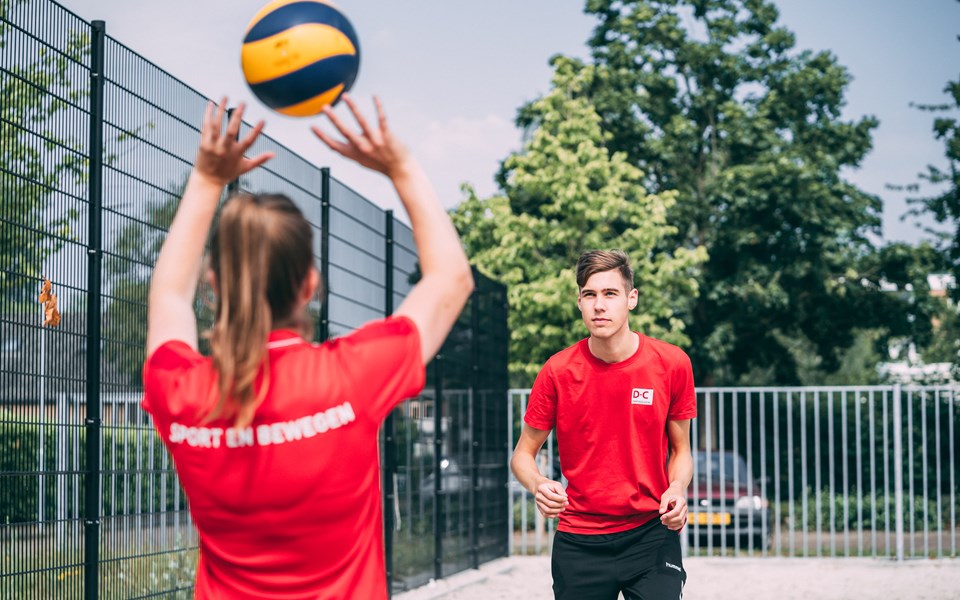 Sport en bewegen studenten spelen volleybal