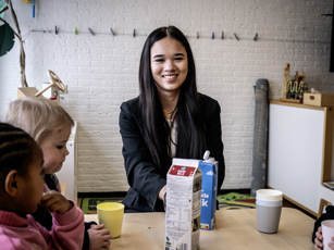PW student melk drinken met kinderen
