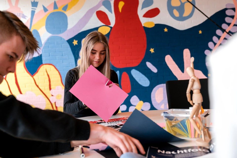 Mediavormgever, Iris Sijbom 2022 (1) Twee studenten mediavormgeving knippen in gekleurd papier