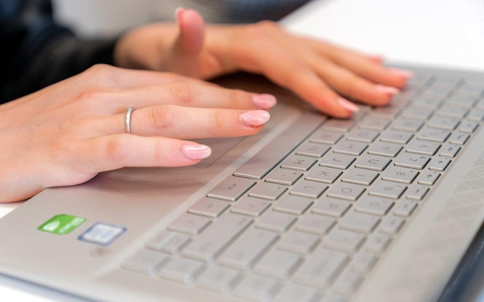 Toetsenbord laptop met typende vingers van student ICT