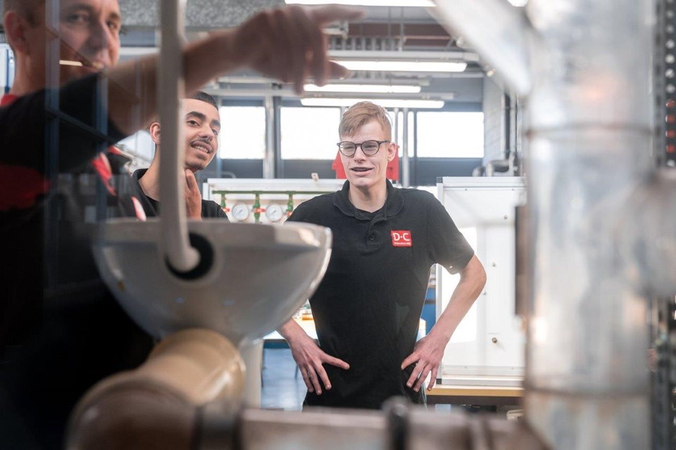 Studenten Installatietechniek krijgen instructie