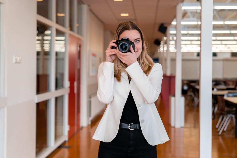 Mediavormgever, Iris Sijbom 2022 (15) Mediavormgeving student heeft fotocamera voor haar rechteroog en draait aan de lens