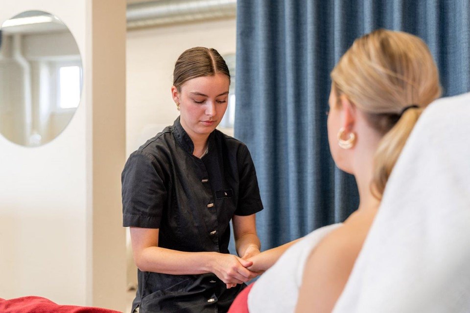 Schoonheidsverzorging + Salon, Iris Sijbom 2022 (7) Student schoonheidsspecialist behandelt huid van arm bij klant