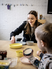 PW student aan het eten met de kinderen