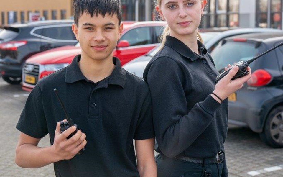 Twee studenten beveiliging voor school met portofoon