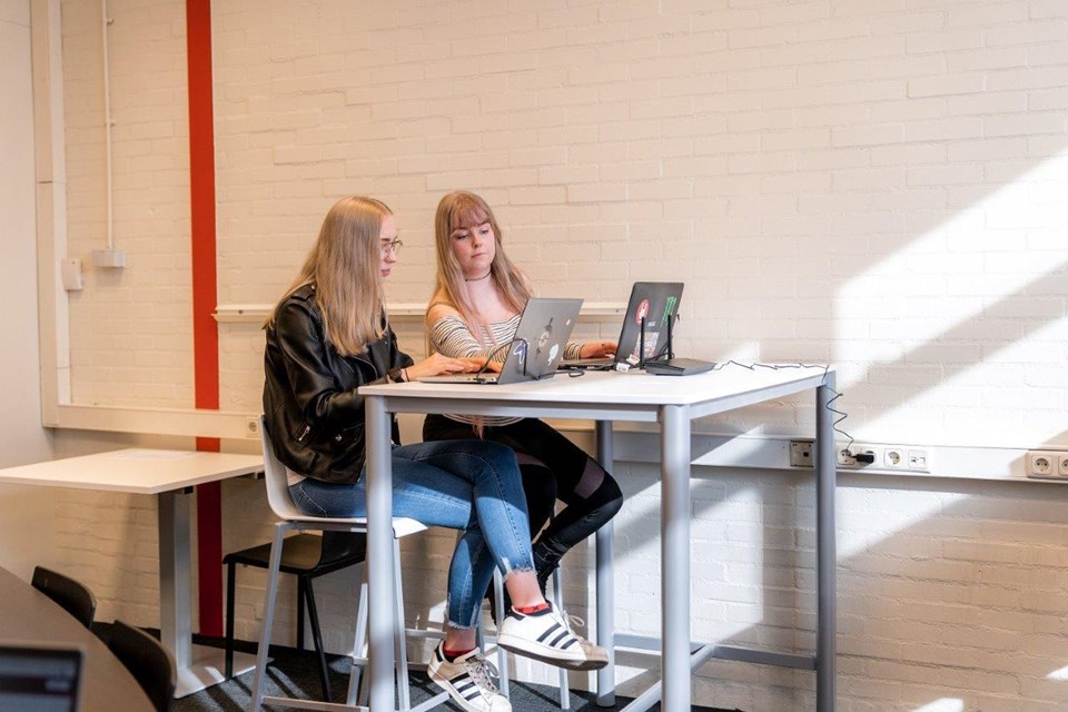 ICT Niveau 3 4 Iris Sijbom 2022 (9) Twee ICT-ers in opleiding werken aan hoge tafel