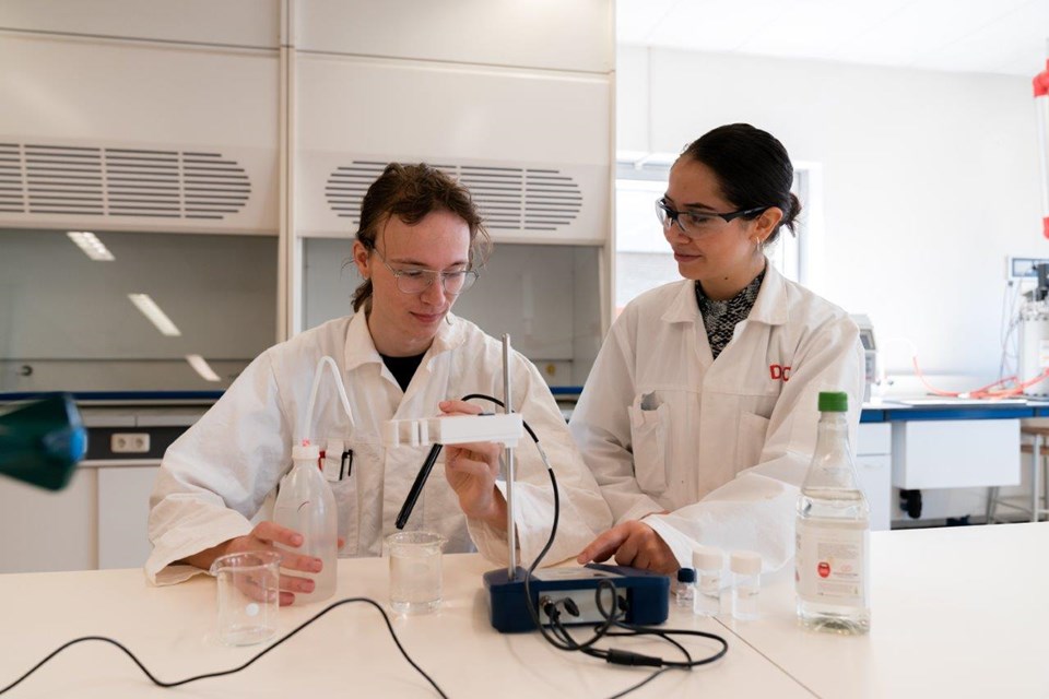 Studenten werken samen aan een proef bij Lab Techniek