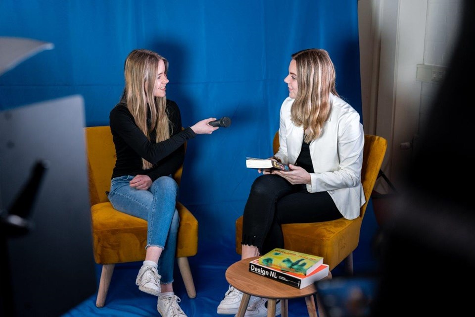 Mediavormgever, Iris Sijbom 2022 (11) Student mediavormgeving stelt met microfoon vragen aan andere student over een boek