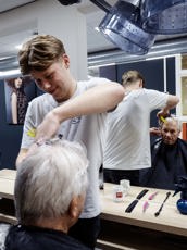 Barbier aan het werk met klant