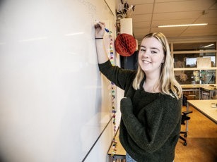 Onderwijsassistent Opleidingsfotografie Assen 300125 Lowres 22 Student Onderwijsassistent schrijft op whiteboard