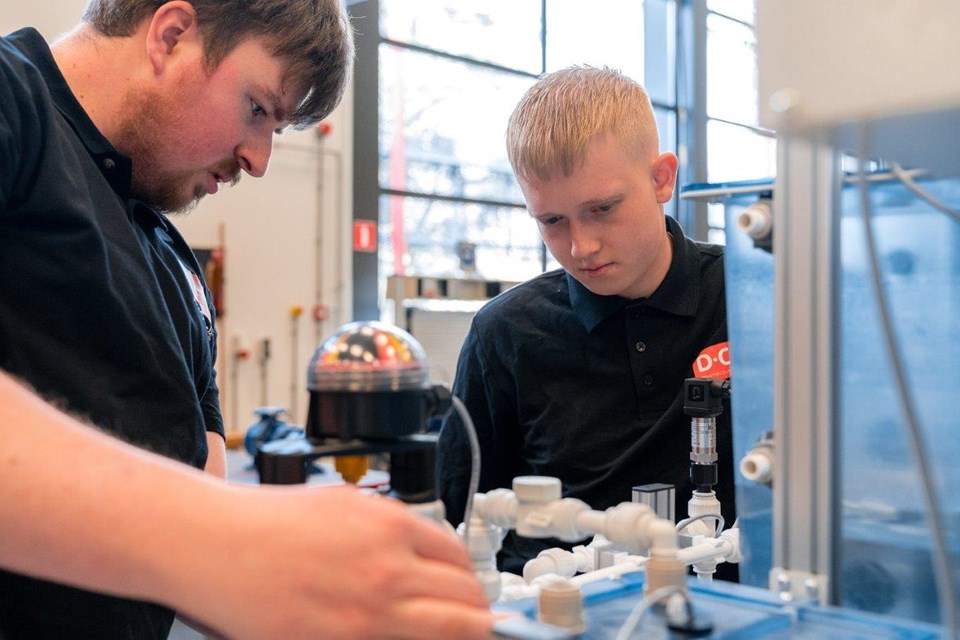 Studenten zelfstandig productieprocessen uitvoeren