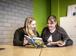 Onderwijsassistent Opleidingsfotografie Assen 300125 Lowres 1 Studenten onderwijsassistent met kinderboeken