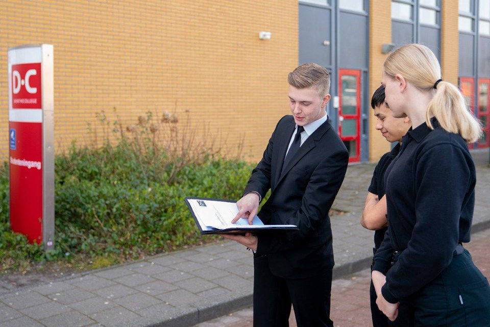 Teamleider beveiliging geeft instructies