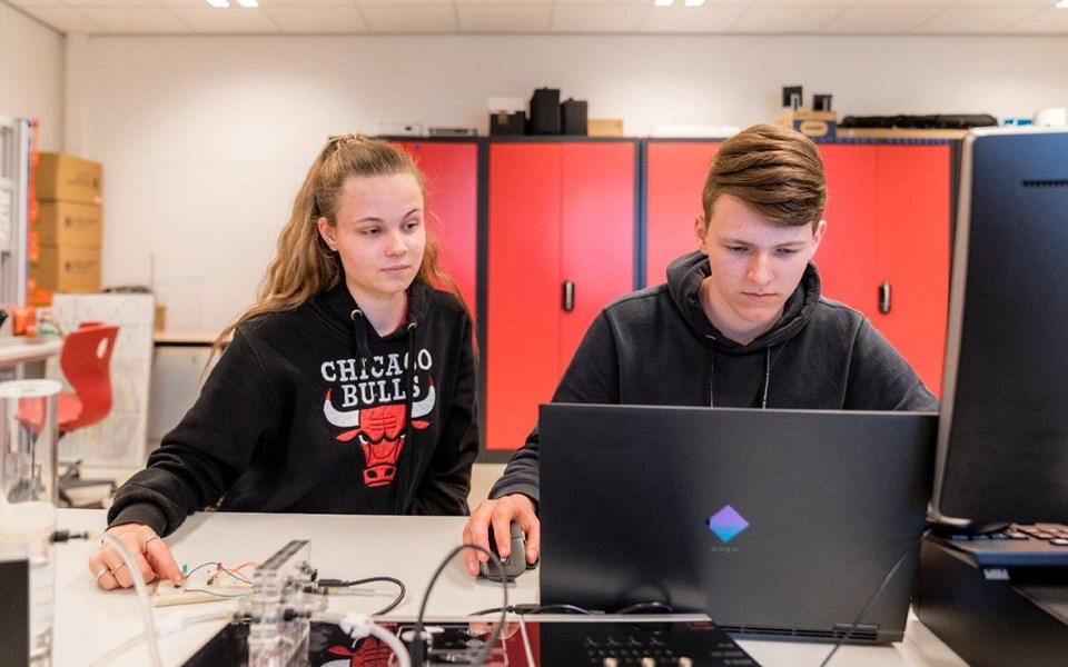 Studenten Elektro leren vanaf laptop 