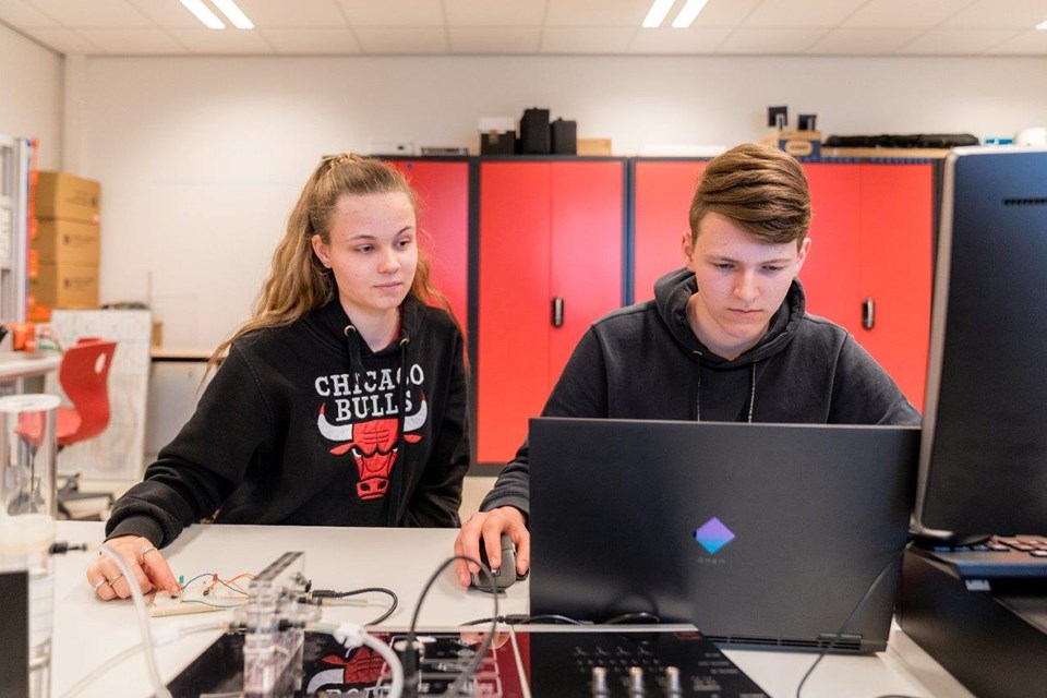 Studenten Elektro leren vanaf laptop