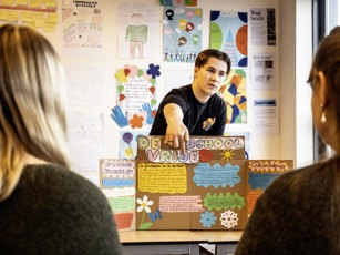 Onderwijsassistent Opleidingsfotografie Assen 300125 Lowres 16 Student Onderwijsassistent presenteert en geeft uitleg