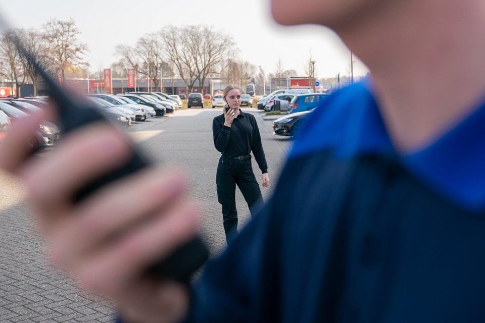 Studenten beveiliging en handhaving met portofoon