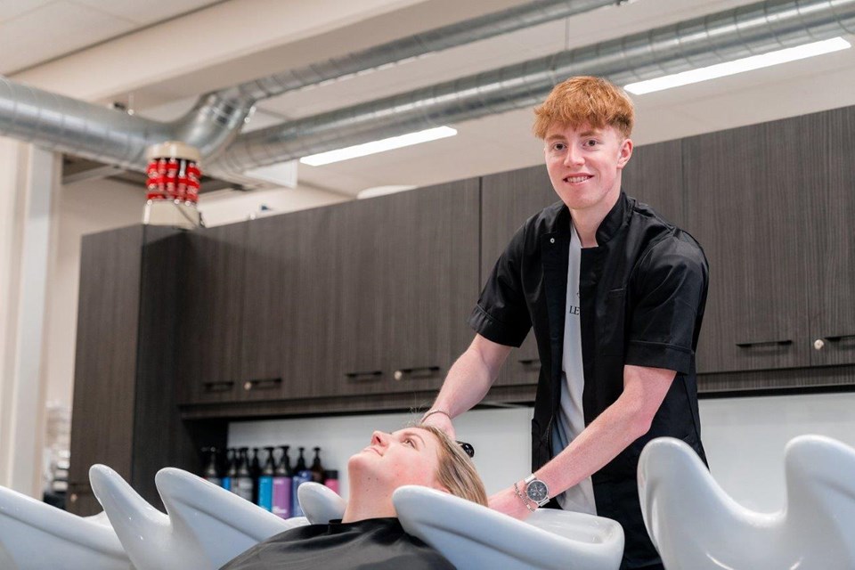 Haarverzorging + Salon Iris Sijbom 2022 (12) Student kapper spoelt haar van klant uit