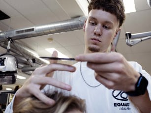 Barbier is klant aan het knippen