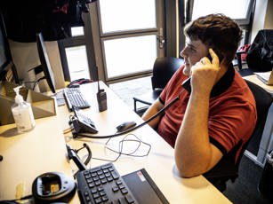 Student beveiliging aan het telefoneren