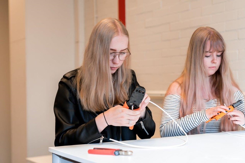 ICT Niveau 3 4 Iris Sijbom 2022 (2) Twee studenten ICT zitten aan tafel met tang en draden