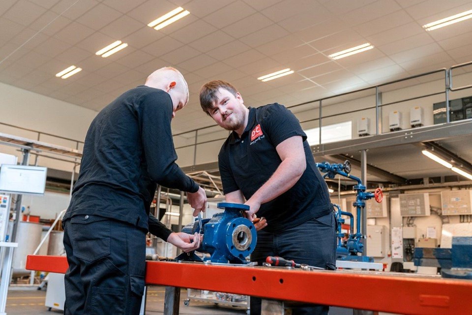 Teamwork op de werkbank in het praktijklokaal
