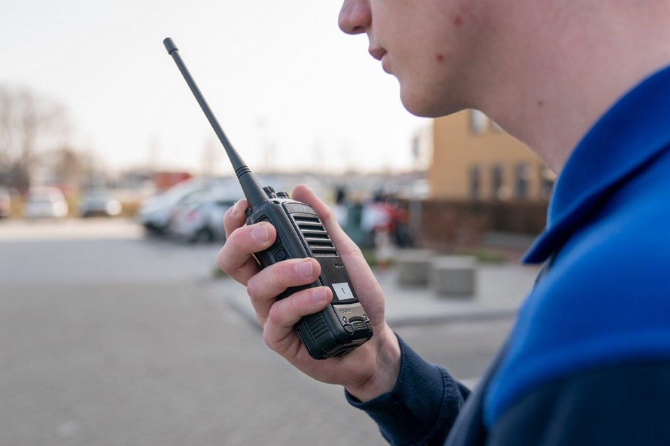 Handhaver spreekt in de portofoon