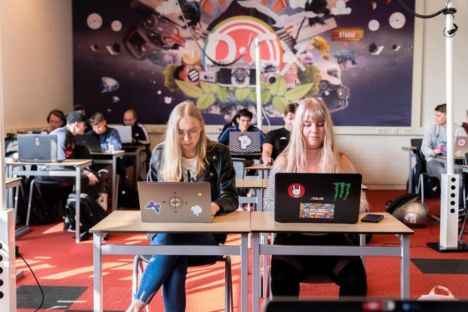 ICT Niveau 3 4 Iris Sijbom 2022 (17) Studenten ICT aan het werk achter laptop in klaslokaal
