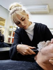 Student is baard aan het trimmen tijdens de les