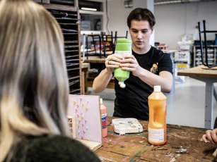 Onderwijsassistent Opleidingsfotografie Assen 300125 Lowres 28 Student Onderwijsassistent met verf in lokaal