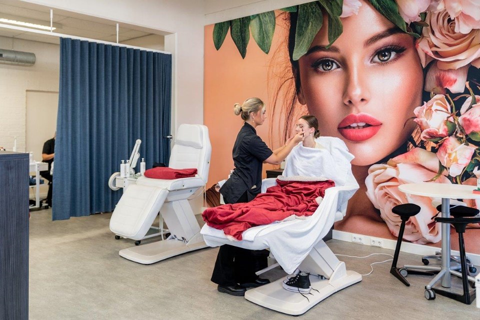 Schoonheidsverzorging + Salon, Iris Sijbom 2022 (6) Schoonheidssalon met twee stoelen waar student schoonheidsspecialist een behandeling uitvoert