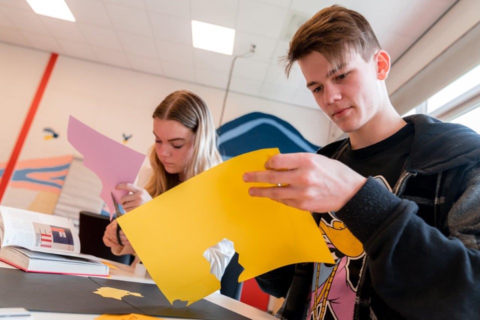 Mediavormgever, Iris Sijbom 2022 (7) Twee studenten mediavormgeving zitten aan tafel en knippen vormen in papier