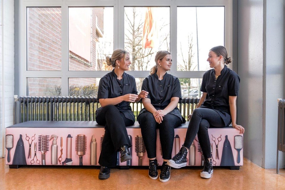 Schoonheidsverzorging + Salon, Iris Sijbom 2022 (23) Drie studenten schoonheidsverzorging zitten op een bank en praten met elkaar